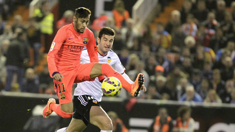 Barca (trái) vẫn thắng nhưng sẽ không dễ dàng trước một Valencia đang thăng hoa