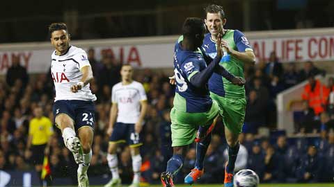Trước một Newcastle đã thua 5 trận liên tiếp gần đây, Tottenham (áo sáng) không khó ra về với 3 điểm