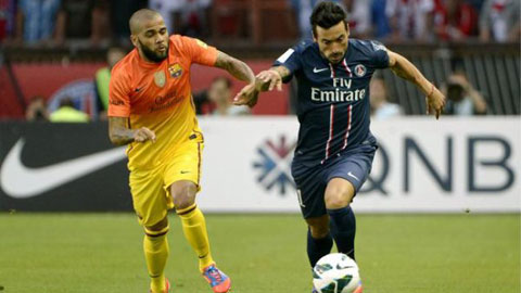 Alves (trái) quá ham lên bóng khiến Barca thường bị hở sườn