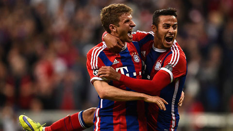 Mueller (trái) đóng góp 1 bàn vào thắng lợi hoành tráng của Bayern