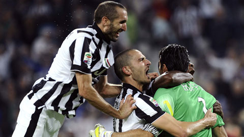 Chiellini (trái) và Bonucci sẽ là bức tường thép che chắn cho Buffon