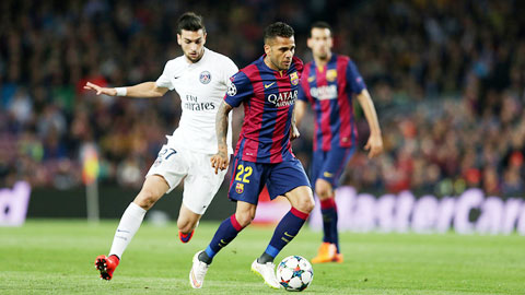 Alves (trước), người Brazil vừa góp phần giúp Barca đánh bại PSG