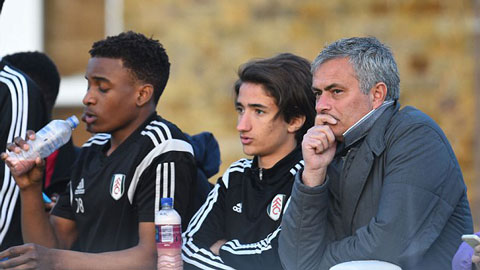 Mourinho chẳng mảy may quan tâm tới Champions League