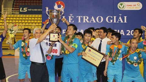Chủ tịch Lê Hùng Dũng trao cúp vô địch cho Sanna.KH. Ảnh: Đình Viên