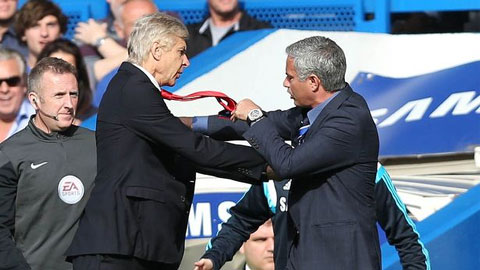 HLV Wenger đã mất bình tĩnh và lao vào Mourinho trong trận lượt đi