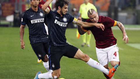Inter (trái) đã không thắng 5 trận gần đây tại Giuseppe Meazza và cũng không thắng Roma trong 10 trận gần nhất