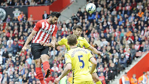 Cú đúp của Pelle không thể giúp Southampton có trọn vẹn 3 điểm