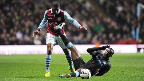 Với phong độ sa sút, Yaya Toure (Dưới) và đồng đội sẽ phải đầu hàng trước Chelsea trong cuộc đua vô địch