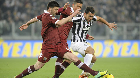 Torino (áo sẫm) sẽ giành điểm sau 8 trận toàn thua trước Juventus