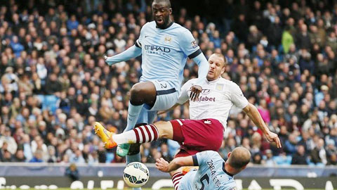 Trước Aston Villa (giữa), Man City phải toát mồ hôi mới giành nổi 3 điểm