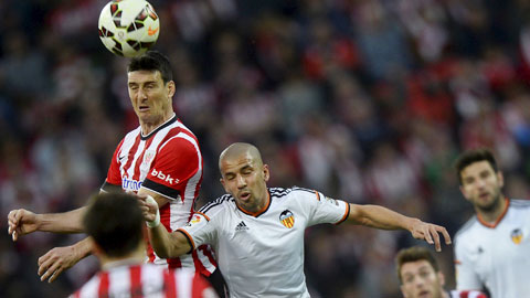Feghouli (áo trắng) đã sẵn sàng nhả đạn giúp Valencia giành chiến thắng để góp mặt ở Champions League mùa tới