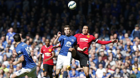 Smalling (bìa phải) đã có một trận đấu tệ hại trước Everton