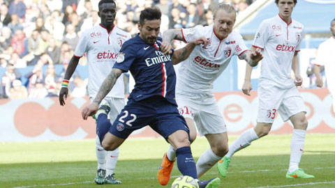 Một chiến thắng trước Metz sẽ giúp PSG (áo sẫm) vươn lên dẫn đầu BXH