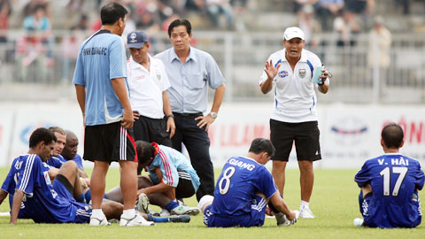 Ông Mai Đức Chung (giữa) hồi dẫn dắt đội B.BD giai đoạn 2009 - 2010