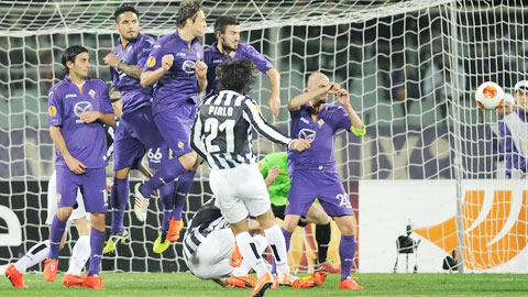 Pirlo đã không ít lần làm tung lưới Fiorentina từ những quả đá phạt