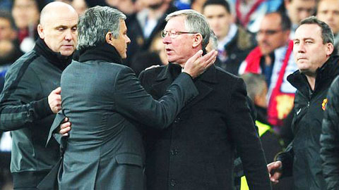 Mourinho (phải) rất muốn giành được nhiều danh hiệu với cùng một đội bóng như Ferguson