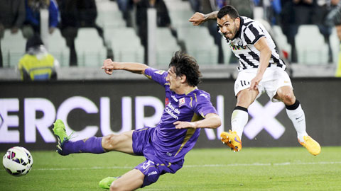 Tevez (áo sọc) xuất sắc lập cú đúp cho Juventus