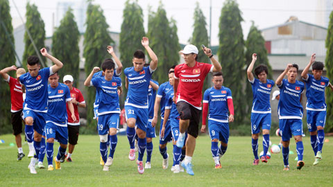 Các cầu thủ U23 miệt mài tập luyện dưới thời tiết nắng gắt tại Hà Nội chiều qua