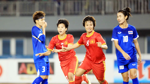 ĐT nữ Việt Nam (giữa) đang rất khát thắng trước nữ Thái Lan
