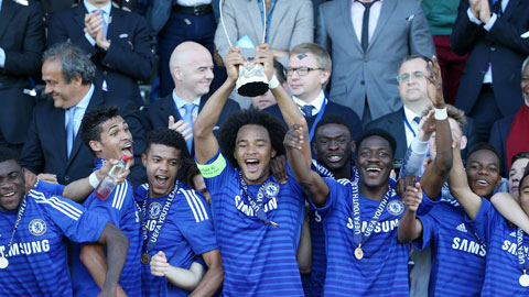 Izzy Brown nâng cao chức vô địch U19 châu Âu cùng các cầu thủ trẻ Chelsea