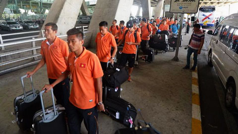 Các tuyển thủ Việt Nam khi vừa đặt chân đến sân bay Bangkok