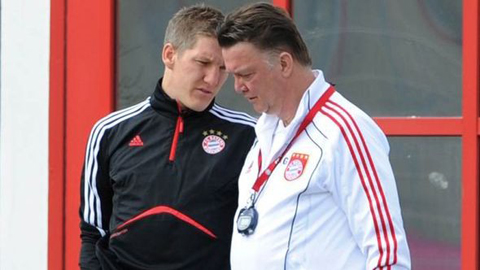 Schweinsteiger (áo đen) và HLV Van Gaal khi còn dẫn dắt Bayern