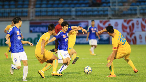 Các cầu thủ CAND (áo vàng) đã làm tất cả nhưng không thể ngăn Công Phượng và HAGL vào tứ kết