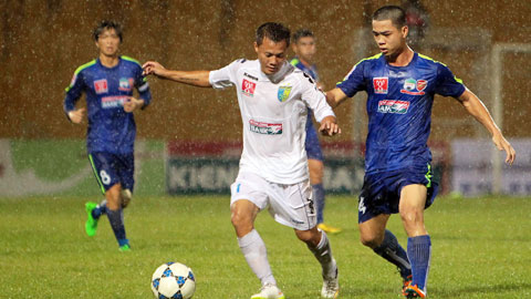 Nguyễn Công Phượng (áo xanh)