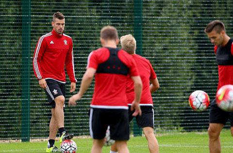 Schneiderlin từ chối ra sân để đấu tranh đòi ra đi