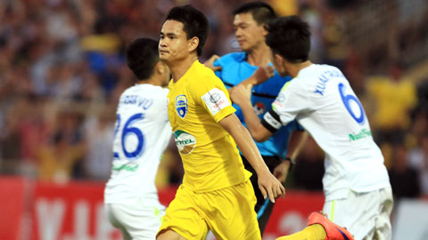 Đình Tùng ăn mừng bàn thắng ấn định chiến thắng 2-1 cho FLC Thanh Hóa trong sự phản ứng dữ đội của cầu thủ HA.GL