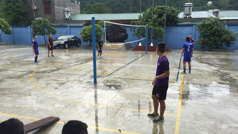 Do mưa lũ, sân tập luyện cũng như sân chính Cẩm Phả bị lầy lội nên Than.QN tập tạm trên sân bóng chuyền