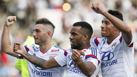 Lacazette (giữa) đang có bất đồng với BLĐ Lyon trong vấn đề tăng lương