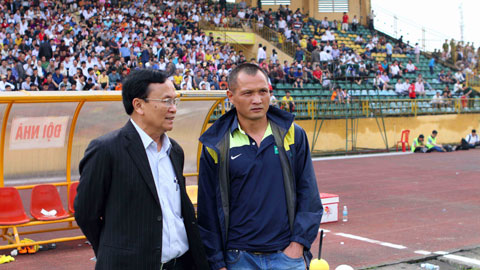 Chủ tịch CLB SLNA Nguyễn Hồng Thanh (trái) đang rất lo lắng trước khó khăn tài chính của đội bóng