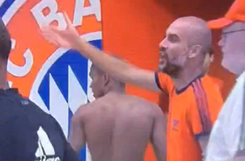 HLV Guardiola đứng chờ De Jong ngay cửa đường hầm sân Allianz Arena HLV Guardiola đứng chờ De Jong ngay cửa đường hầm sân Allianz Arena