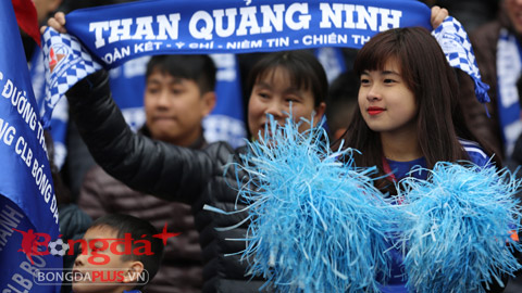 Người hâm mộ Quảng Ninh hỗ trợ nhiệt tình HA.GL - Ảnh: Đức Cường