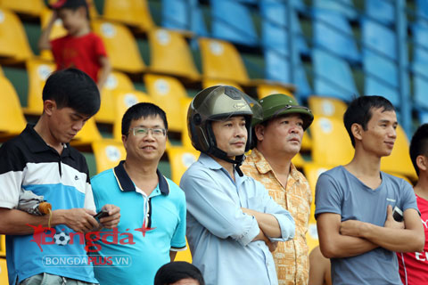 Khán giả Quảng Ninh rất háo hức chờ trận đấu diễn ra