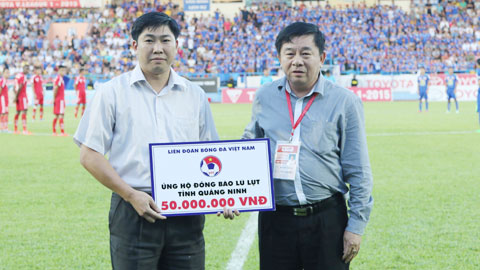 Đại diện VFF trao số tiền 50 triệu đồng ủng hộ đồng bào lũ lụt Quảng Ninh
