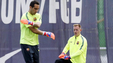 Cả Bravo (trái) lẫn Ter Stegen đều xứng đáng bắt chính tại Barca