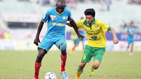 Uche (trái) đã sẵn sàng “nhả đạn” để mang về chiến thắng cho Sanna.KH