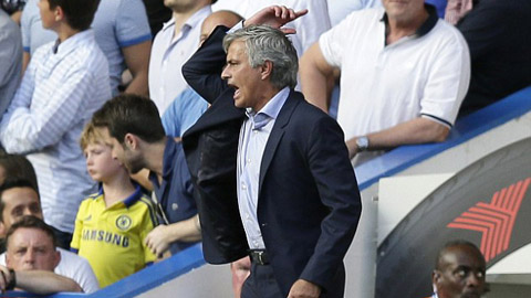 HLV Mourinho nổi đóa với bộ phận y tế