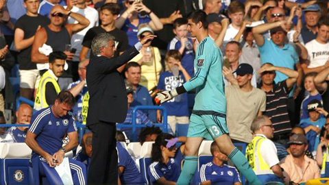 HLV Mourinho an ủi Courtois sau khi anh bị đuổi khỏi sân