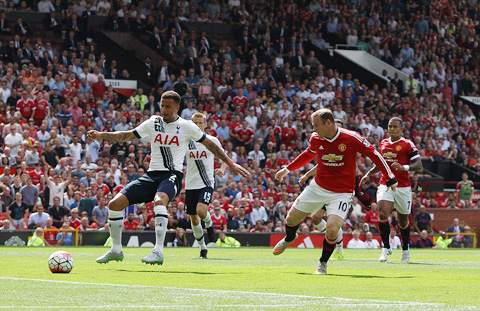 Rooney góp công lớn trong bàn phản lưới của Walker
