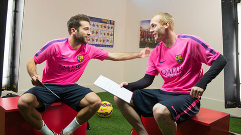 Lúc này, Jeremy Mathieu (phải) là lựa chọn khả dĩ nhất cho vị trí hậu vệ trái của Barca