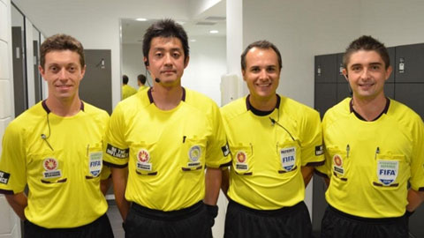 Trọng tài Takuto Okabe (thứ 2 từ trái sang) sẽ điều khiển trận HN.T&T gặp B.BD