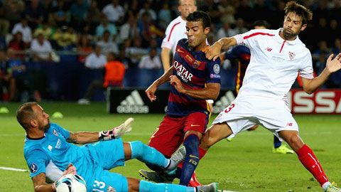 Rafinha (áo sẫm) đã ghi 1 bàn ở trận thắng Sevilla 5-4