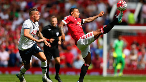 Depay (phải) nên được trả ra cánh để tận dụng thể hình, thể lực và tốc độ tốt