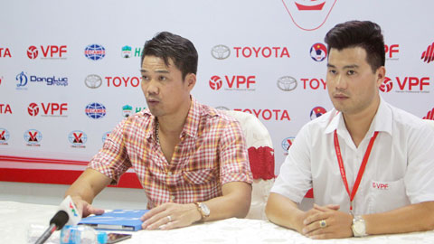 HLV Phạm Như Thuần (trái) trong buổi họp báo