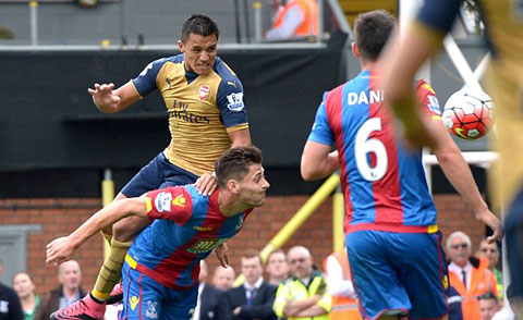 Alexis Sanchez góp công lớn vào bàn ấn định chiến thắng cho Arsenal