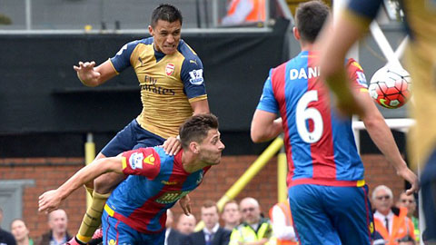 Alexis Sanchez đánh đầu buộc hậu vệ Crystal Palace phải đá phản lưới nhà