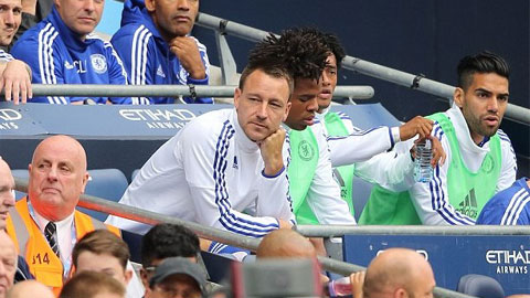 Terry thẫn thờ trên băng ghế dự bị của Chelsea